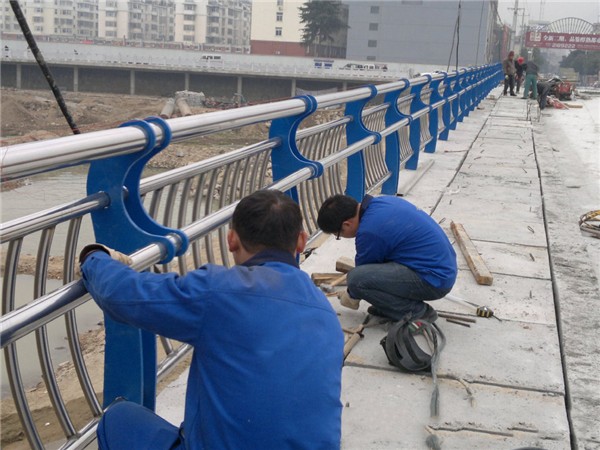 海北不锈钢桥梁护栏除锈维护的重要性及其方法