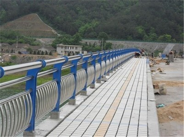 海北不锈钢桥梁护栏是一种什么材质的护栏